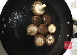 Illustration of how to make mushroom, pork and shrimp dumplings 2