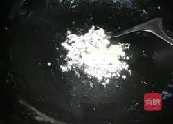 Illustration of how to make egg and ham fried rice 2