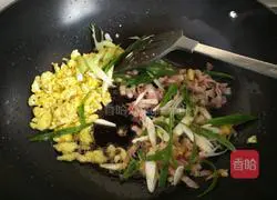 Illustration of how to make bacon fried noodles 7