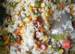 Illustration of how to make fried rice with cured meat and mixed vegetables 6