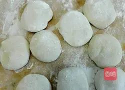 Three fresh stuffed dumplings Practice illustration 7