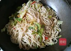 Illustration of how to make fragrant fried noodles 5