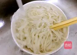 Illustration of how to make beef sauce noodles 7