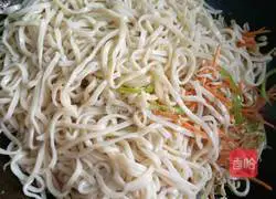 Illustration of how to make fried egg noodles 11