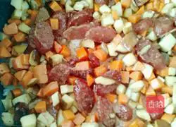 Illustration of how to make braised rice with mushrooms and sausages 8