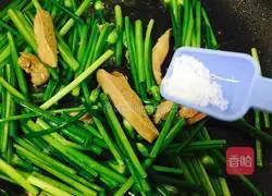 Illustration of how to make stir-fried noodles with leek seedlings, foie gras and eggs 10