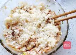 Illustration of how to make water chestnut and minced meat wonton stuffing 6