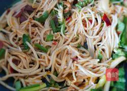 Illustration of how to make fried rice noodles with bean paste 7