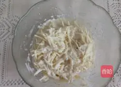 Illustration of how to make shredded potato pancakes 3