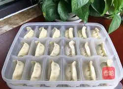 Illustration of how to make cabbage and pork dumplings 17