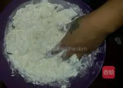 Illustration of how to make corn buns 3