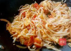 Illustration of how to make tomato and onion fried noodles 12