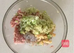 Illustration of how to make shrimp and parsley wontons 12