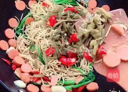 Illustration of how to make ham fried noodles 7