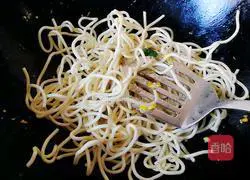 Illustration of how to make fried noodles with vegetables, fungus, and eggs 6