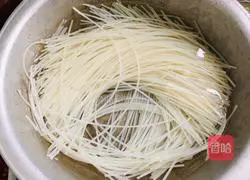 Illustration of making sauce-flavored beef brisket powder 2