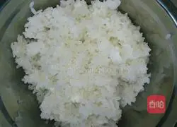 Fried rice with carrots, beans and eggs Illustration of how to do it 1