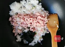 Illustration of how to make fried rice with sausage, olives and vegetables 3