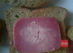 Illustration of how to make love fried egg sandwich 1