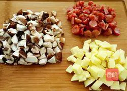 Illustration of how to make braised rice with mushrooms, sausages and potatoes 2