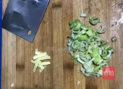 Sour Illustration of how to make spicy noodles 2