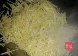 Illustration of how to make shredded potato fried rice 1