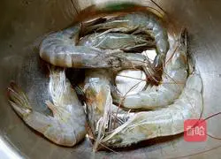 Illustration of how to make three fresh shrimp wontons 1