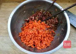 Illustration of how to make mutton and carrot dumplings 3