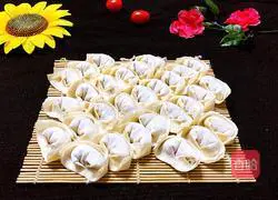 Illustration of how to make fresh meat wontons 8