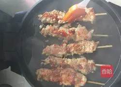 Illustration of how to make grilled chicken skewers with electric pan 10