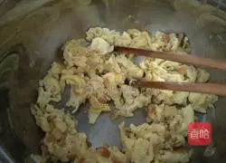 Illustration of how to make colorful large steamed buns with fennel stuffing 4