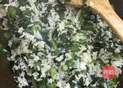 Illustration of how to make fried rice with kale 12