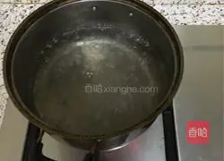 Illustration of how to make hot pancakes wrapped in eggs 1