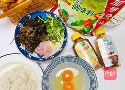 Illustration of how to make egg and fungus fried rice 1