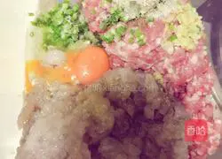 Illustration of how to make fresh meat and shrimp wontons 7