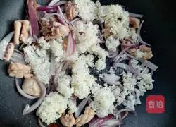 Illustration of how to make squid fried rice 4