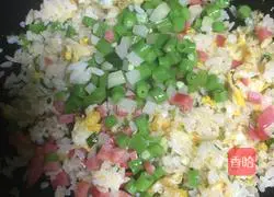 Illustration of how to make colorful fried rice 6