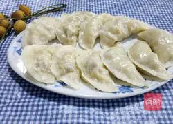 Illustration of how to make cabbage and pork dumplings 9