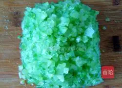 Illustration of how to make celery and pork wontons 3