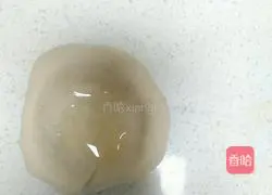 Illustration of how to make pancake crust with hands 3