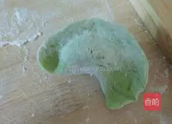 Illustration of how to make green dumplings with vegetables and meat 10
