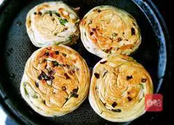 Illustration of how to make golden pancake 10