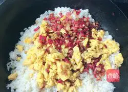 Illustration of how to make sausage and egg fried rice 6