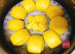 Illustration of how to make pumpkin milk-flavored steamed buns 19