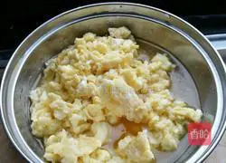 Illustration of how to make three fresh buns 1