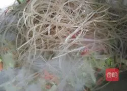 Illustration of how to stir-fry vermicelli with cabbage 4