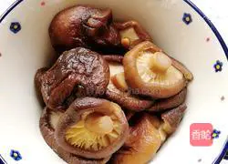 Illustration of how to make wonton stuffing with mushroom, green vegetables and minced meat 1