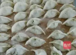 Illustration of how to make three fresh dumplings 7