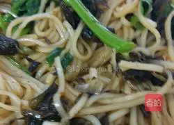 Illustration of Laoganma’s Olive Vegetable Noodles 3