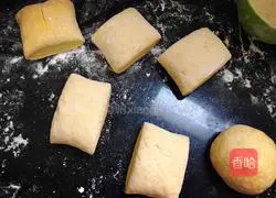 Illustration of how to cut steamed buns with pumpkin knife 8